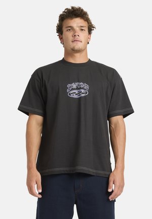 Czarny bawełniany T-shirt o luźnym kroju, krótkich rękawach i kontrastującym białym przeszyciu. Na przodzie znajduje się kolorowe graficzne logo.