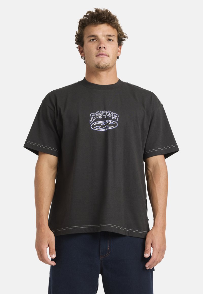 Μαύρο βαμβακερό T-shirt με φαρδιά γραμμή, κοντά μανίκια και αντίθετη λευκή ραφή. Διαθέτει πολύχρωμο γραφικό λογότυπο στο εμπρόσθιο μέρος.