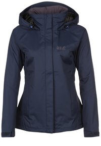 Granatowa wodoodporna kurtka z wysokim kołnierzem, regulowanym kapturem i bocznymi kieszeniami. Charakteryzuje się gładką teksturą i logo na piersi.