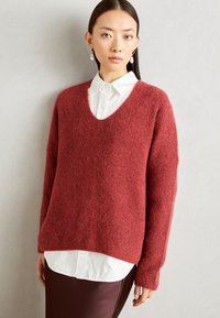 Mos Mosh THORA V-NECK - Strikkegenser - garnet