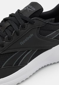 Reebok LITE 4 - Maanteejooksu jalatsid - core black/footwear white/pugry4