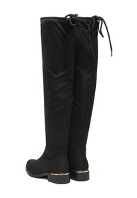 Czarne kozaki za kolano z miękkiego zamszu, z okrągłym noskiem, detalem w postaci wstążki na górze i złotym akcentem na obcasie.