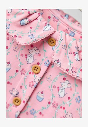 Rózsaszín pamut ruhadarab fodros gallérral, fából készült gombokkal, és egy vidám mintával egerekkel, muffinnal és zöld indákon virágokkal.