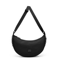 Czarna torba na ramię w kształcie półksiężyca z regulowanym paskiem i małą etykietą z przodu z napisem "Johnny Urban", na białym tle.