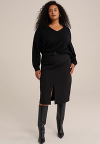 WE Fashion CURVE - Uska suknja - black