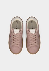 Ροζ σουέντ αθλητικά παπούτσια με λαστιχένια σόλα, σχέδιο με κορδόνια, επένδυση στον αστράγαλο και λογότυπο Tommy στο πλάι. Το εσωτερικό είναι από κρεμ ύφασμα.