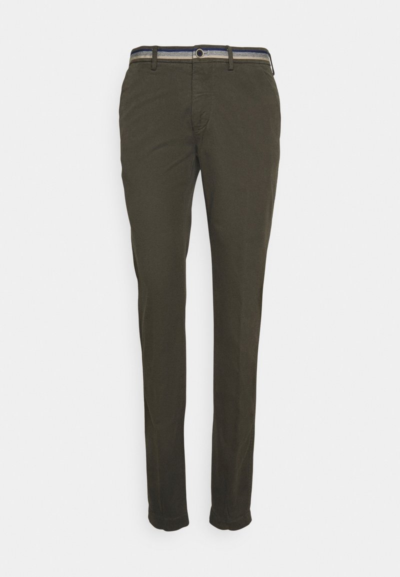 Pantaloni verde oliva in cotone, con taglio dritto, cintura a righe in contrasto e orli arrotolati per un aspetto curato.