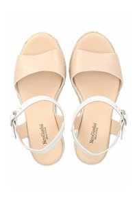 Sandales style espadrilles beiges avec larges brides, brides de cheville blanches et semelle tressée. Présente une finition lisse et une boucle ajustable.