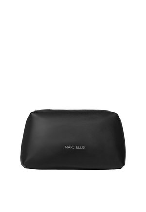 Pochette rectangulaire noire en cuir Marc Ellis avec une fermeture éclair sur le dessus et le nom de la marque imprimé au centre à l'avant.