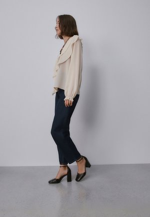 Next REGULAR FIT - FOREVER COMFORT BLOCK HEELS WITH ANKLE STRAP - Klasszikus sarkú cipők - berry red