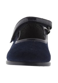 Zapato Mary Jane de ante azul marino con una correa de charol negro brillante y punta redondeada. Textura suave con una suela plana de goma.