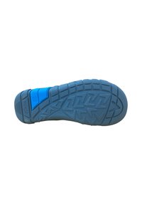 Suela de zapato azul y gris con patrón de agarre texturizado y número de talla 28 cerca del área del talón.