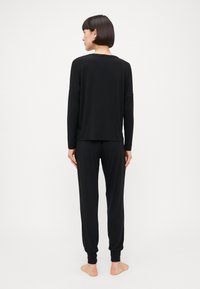 Anna Field Yöasusetti - black