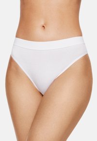 Białe bawełniane figi hipster z gładkim, elastycznym paskiem w talii. Prosty design bez widocznych wzorów lub elementów metalowych. Miękka, lekka tekstura.