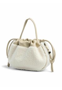 Borsa in peluche bianca con parte superiore e manico in ecopelle color crema. Presenta un design arricciato, chiusura con cordoncino e dettagli decorativi con nodi.