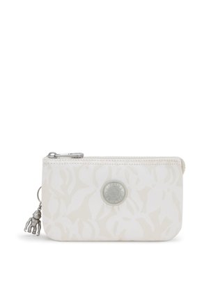 Ljusbeige zippered plånbok gjord av texturerat tyg, med ett subtilt blommönster och en rund logomärkning. Inkluderar en silverberlock.