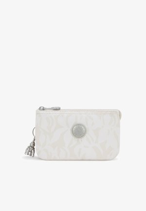 Hellbraunes, mit Reißverschluss versehenes Portemonnaie aus strukturiertem Stoff, das ein dezentes Blumenmuster und ein rundes Logoabzeichen aufweist. Enthält einen silbernen Charme.