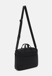 Sac messager en cuir noir avec une finition texturée, deux poignées supérieures et une bandoulière réglable. Design simple et rectangulaire.