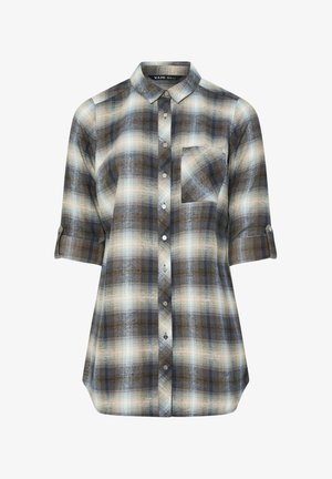 Camicia a maniche lunghe a quadri che presenta colori blu, marrone e crema, con chiusura a bottoni, taschino sul petto e dettaglio delle maniche arrotolate.