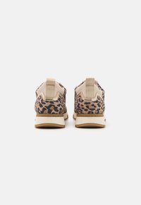 Sneaker im Leopardenmuster mit einem weichen Obermaterial, beigen Akzenten, einer stabilen Gummisohle und einer Schlaufe an der Ferse für ein einfaches Anziehen.