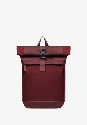 Rolltop-Rucksack in dunklem Burgunderrot aus strapazierfähigem Stoff. Mit schwarzem Schnallenverschluss, seitlicher Reißverschlusstasche und strukturierten Akzenten.