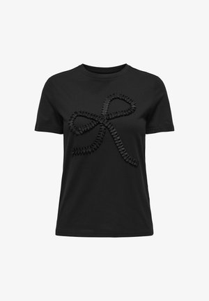 Czarny t-shirt z krótkim rękawem z teksturowanym czarnym kokardkowym wzorem umieszczonym na środku klatki piersiowej.