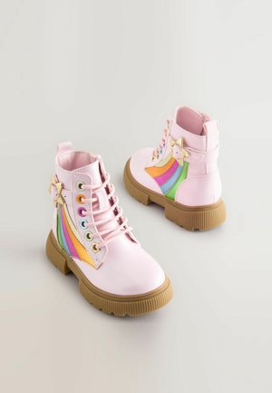 Stivali alla caviglia in pelle sintetica rosa con strisce orizzontali multicolori, punta rotonda, accenti metallici e suole in gomma testurizzata.
