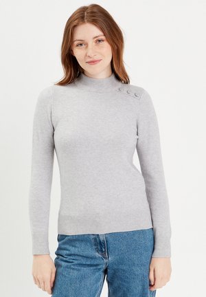 Hellgrauer, taillierter Pullover mit hochgeschlossenem Kragen, gerippten Bündchen und einem Knopfakzent an der Schulter, gefertigt aus einem weichen Stoff.