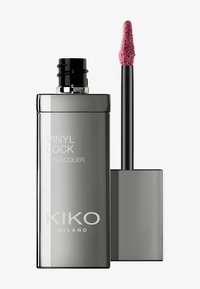 Contenedor rectangular gris etiquetado "VINYL LOCK LIP LACQUER KIKO MILANO," con un aplicador negro y punta de espuma rosa.