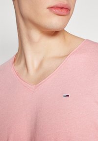 Tommy Jeans Jednoduché tričko - pink