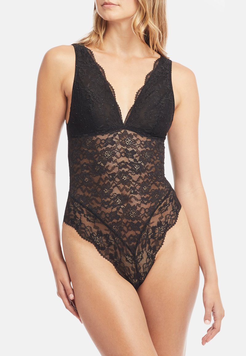 Černý krajkový body s hlubokým výstřihem do V, širokým ramínkovým designem, průhlednou krajkovou texturou a vlnitými okraji podél nohou.