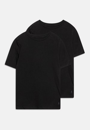 Dos camisetas de algodón negras de manga corta, con cuellos redondos y un pequeño logo morado en el dobladillo, exhibidas en posición apilada.
