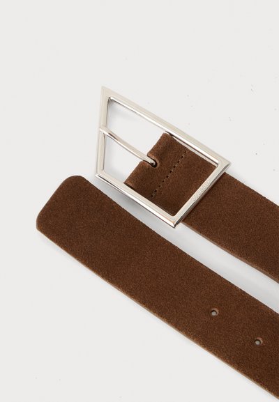 Ceinture en daim marron avec une boucle rectangulaire argentée et des coutures près de l'extrémité de la boucle, présentée sur fond blanc.