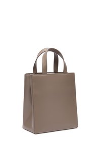 Kwadratowa torebka w taupe z materiału syntetycznego, z krótkimi uchwytami, gładką teksturą, prostymi liniami i minimalistycznym designem.