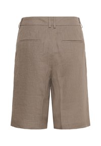 Shorts en lin marron avec passants de ceinture et deux poches arrière passepoilées, présentés sur un fond blanc.