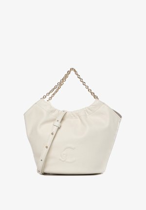 Sac à main en cuir crème avec haut froncé, poignée chaîne dorée, bandoulière en cuir réglable et logo discrètement embossé à l'avant.