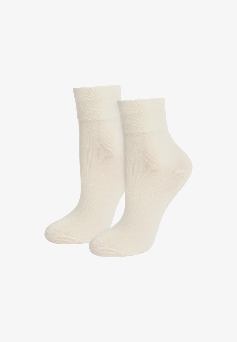 Białe skarpetki ankle wykonane z miękkiego, elastycznego materiału z prążkowanym wykończeniem, charakteryzujące się gładką teksturą i zaokrąglonym kształtem palców.