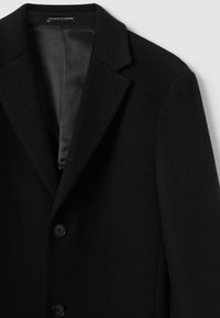 Sort uldfrakke med notch-lapel, enkeltknappet design, tre sorte knapper og en glat inderforing.