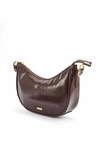 Brązowa skórzana torba na ramię o błyszczącym wykończeniu, o zaokrąglonym kształcie, z złotymi elementami oraz zamknięciem na zamek. Posiada małą tabliczkę z logo.