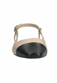 Beige schoen met een zwarte neuskap, voorzien van een achterband met een gesp. Gladde textuur, ronde vorm, laag profiel ontwerp.