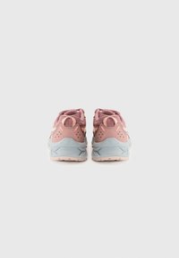 Baskets de sport roses et bleu clair avec tige en maille, col rembourré et semelle texturée avec de petites découpes et des coutures contrastantes.