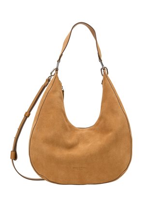 Borsa hobo in suede color beige con una forma curvata e una tracolla regolabile. Presenta bordi lisci e un branding discreto nella parte anteriore inferiore.