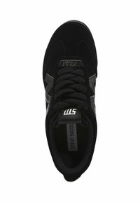 Černé semišové tenisky s šněrováním, s lesklým stříbrným hvězdným akcentem, logem na jazyku a texturovaným interiérem.