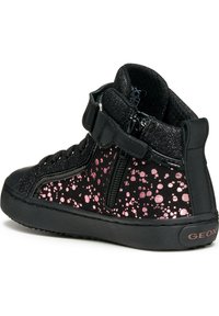 Zapatilla alta negra con patrón salpicado de rosa, correa de velcro y detalle de cremallera. Presenta una suela de goma texturizada y soporte acolchado para el tobillo.