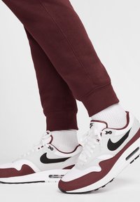 Nike Sportswear CLUB JGGR - Pantalones deportivos - burgundy crush burgundy crush white