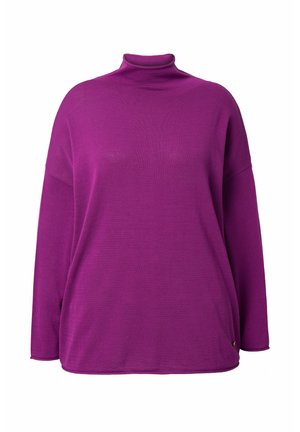 Lilla rullekravesweater med lange ærmer, afslappet pasform, ribstrikket tekstur og diskrete sideslidser. Mærke synligt nederst til venstre.