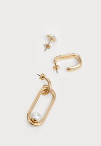 Gullfargede øreringer med en papirklipsdesign, en rund perleaccent og en barform med krystaller. Inkluderer både stift- og hengende stiler.