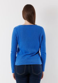 Maglione blu a maniche lunghe in morbido materiale a maglia, con scollatura rotonda, caratterizzato da una sottile texture e orlo dritto sul retro.