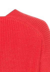 Roter gestrickter Pullover mit strukturiertem Stoff, der einen Rundhalsausschnitt und gerippte Akzente am Kragen und an den Schultern aufweist.