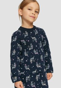 Navy Kleid mit langen Ärmeln und einem gestuften Design, das ein Muster aus pastellfarbenen Einhörnern und Sternen zeigt. Hergestellt aus weichem, strukturiertem Stoff.